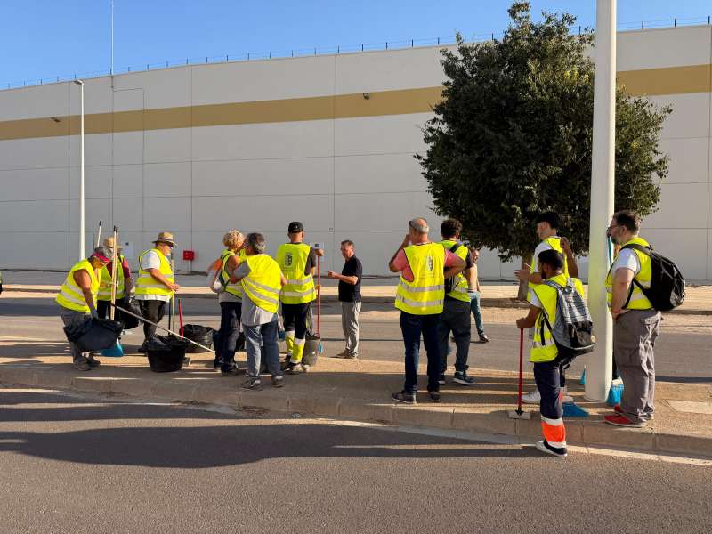 Brigada en el polgono industrial de Riba-roja. EPDA