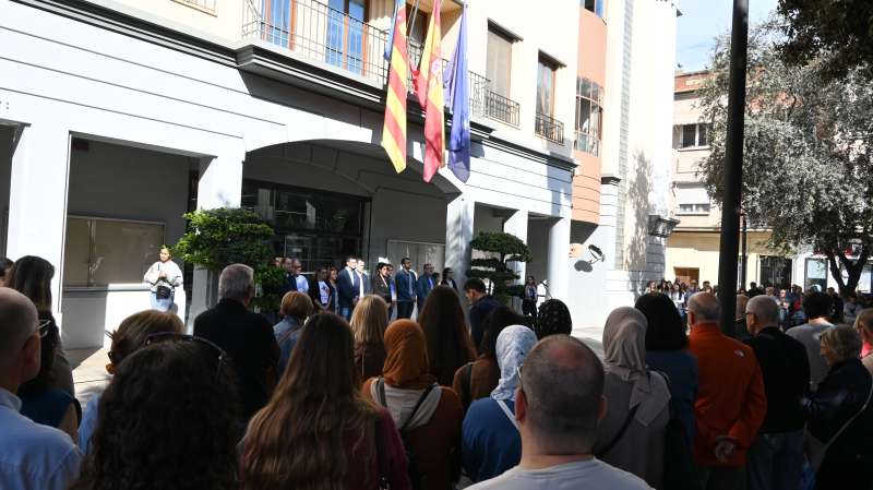 Decenas de personas han rendido homenaje frente a las puertas del ayuntamiento con motivo del minuto de silencio