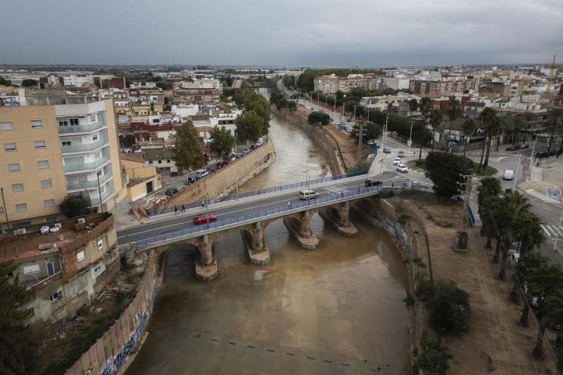 Vista general tomada con un dron del barranco del Poyo a su paso por Catarroja y Massanasa . EFEBiel Alio
