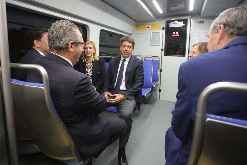 El president de la Generalitat, Carlos Mazón, junto a otros consellers en un tren. /EPDA