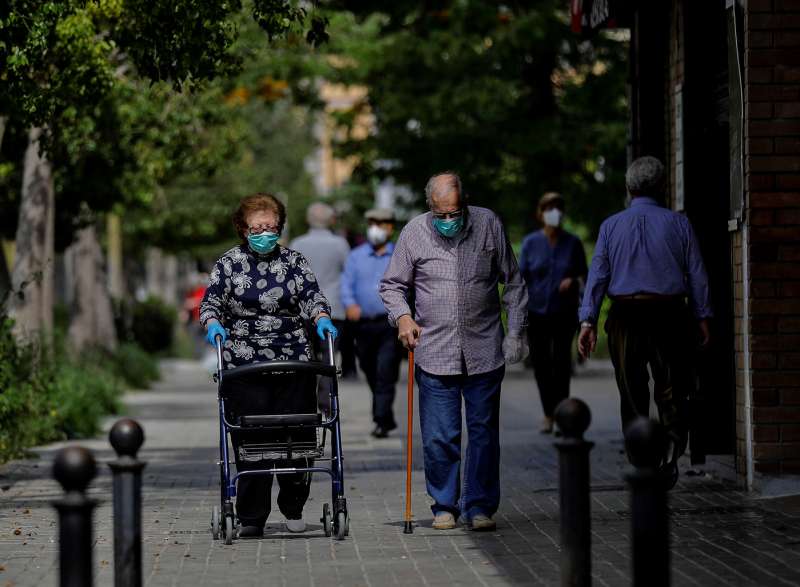 Dos personas mayores pasean en ValÃ¨ncia. EFE/Manuel Bruque/Archivo
