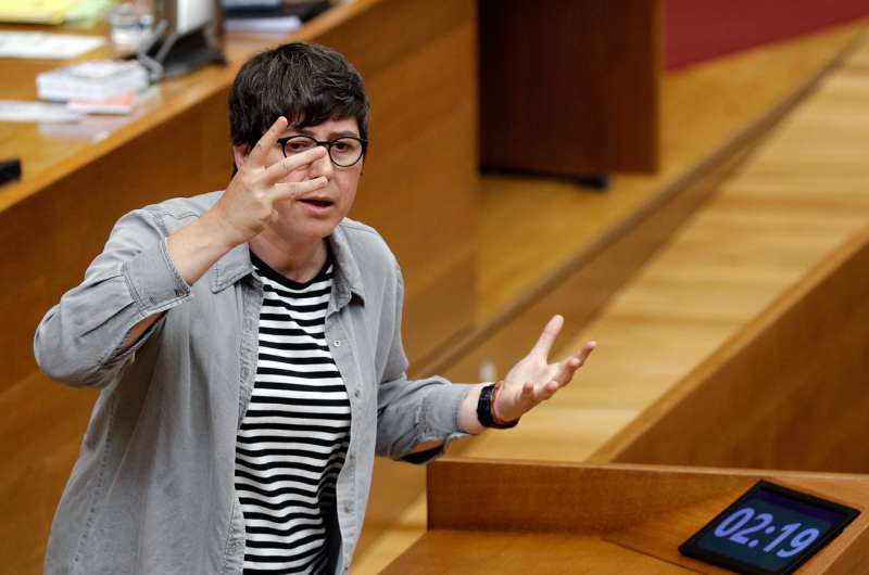 La portavoz de Unides Podem, Pilar Lima, interviene durante una sesiÃ³n de Les Corts. /EFE
