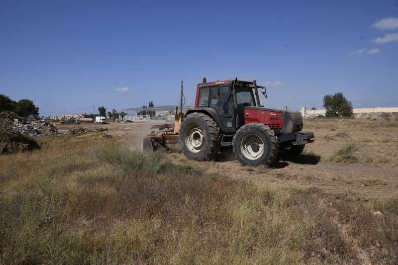 Un tractor trabaja acondicionando un terreno.Archivo/ EFE / Carlos Barba
