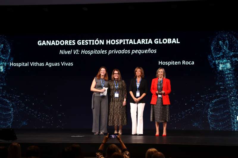 Patricia Ferrer, directora de enfermera del Hospital Vithas Aguas Vivas y Vernica Mancebo, coordinadora del Centro Mdico Vithas Alzira, recogen el premio en Madrid.  EPDA