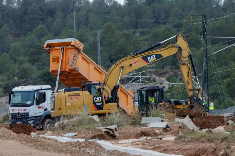 Operarios trabajan en las vas de AVE a su paso por Chiva tras la dana. ArchivoEFEKai Frsterling
