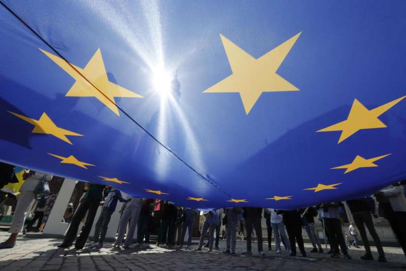Varias personas portan una bandera de la Unión Europea. EFE/Archivo