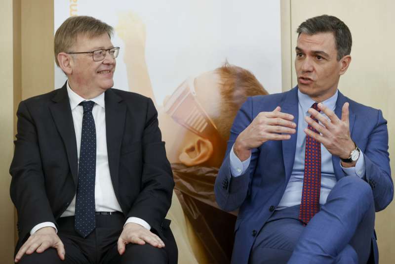 Imagen de archivo del presidente del Gobierno, Pedro Sánchez (d), y el president de la Generalitat, Ximo Puig. EFE/ Kai Forsterling
