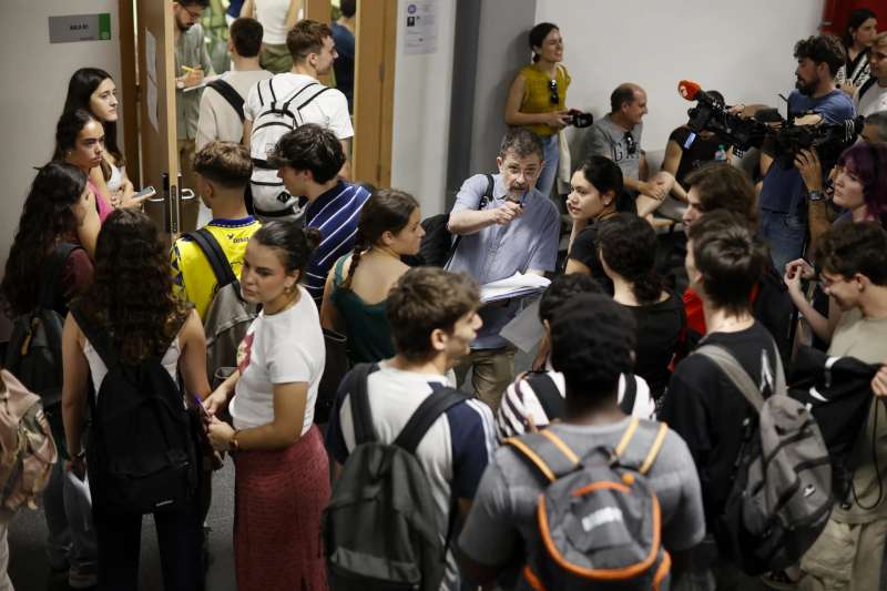 Estudiantes de la Comunitat Valenciana, este martes antes del inicio de las Pruebas de Acceso a la Universidad (PAU). EFEBiel Alio

