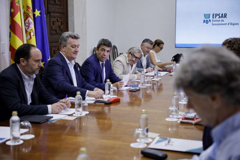 El president de la Generalitat, Carlos Mazn (3 i), junto al conseller de Medio Ambiente, Infraestructuras y Territorio, Vicente Martinez Mus (2 i), durante el consejo de administracin de la Entidad Pblica de Saneamiento de Aguas Residuales (EPSAR). EFEBiel Alio
