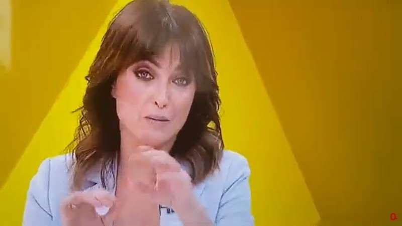 La periodista Helena Resano mientras presenta el informativo de La Sexta./EPDA