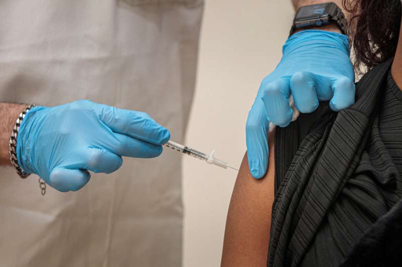 Un sanitario inyecta la vacuna para la covid-19. EFE/Biel Aliño/Archivo
