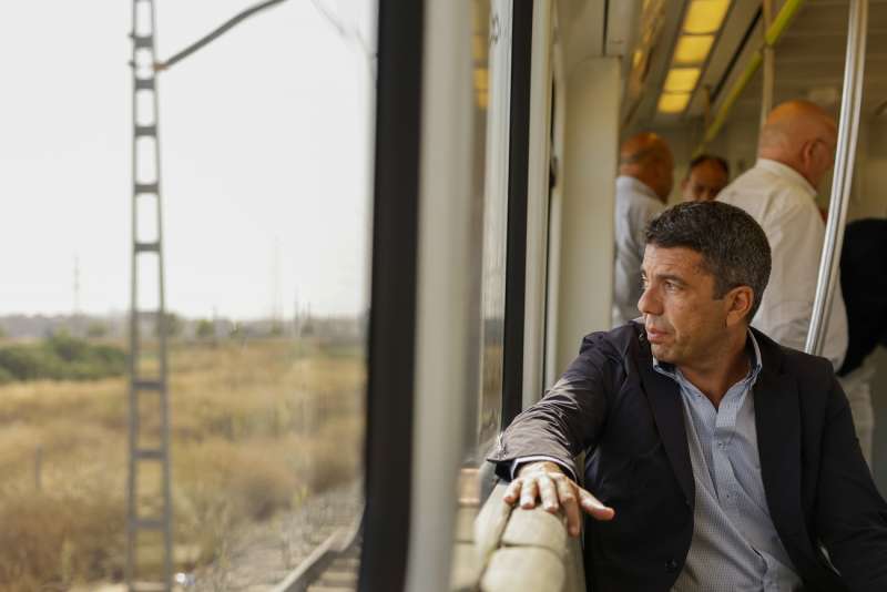 Imagen de archivo del president de la Generalitat, Carlos Mazn, durante un recorrido en pruebas previo a la reapertura del tramo Valncia Sud-Castell de Metrovalencia, daado por la dana. EFEAna Escobar Archivo
