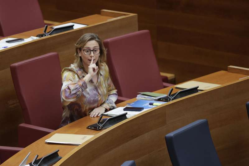 La diputada popular Laura Chuli les hace un gesto a bancada socialista y a Compromis durante el pleno de Les Corts Valencianes.EFE Manuel Bruque
