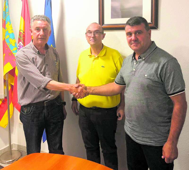Lostado estrecha la mano al candidato del PSPV de Algar, Jacinto Lacarra, frente al vicesecretario de la ejecutiva comarcal, Toni Sanfrancisco. EPDA