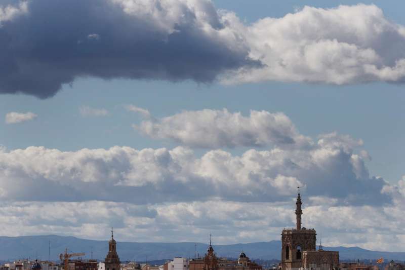 Vista general de la ciudad de Valencia con la torre del Miguelete sobresaliendo ante el cielo nublado. EFE/Kai FÃ¶rsterling/Archivo
