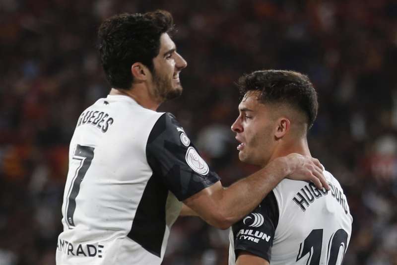 Hugo Duro y Gonçalo Guedes celebran un gol con el Valencia. EFE/José Manuel Vidal

