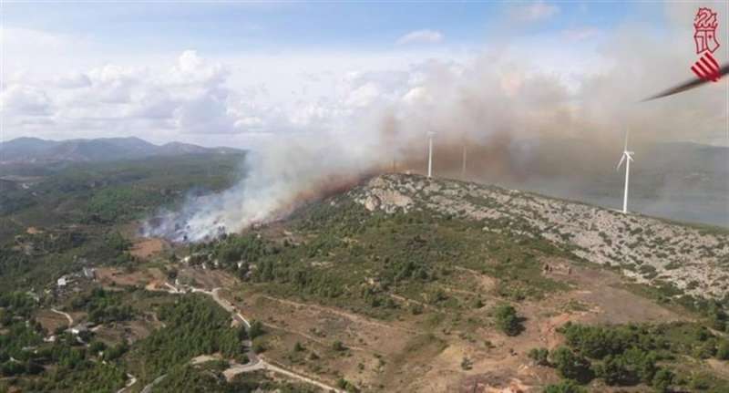 Foto cedida por Emergencias de la Generalitat del incendio forestal de BuÃ±ol junto a un parque eÃ³lico.
