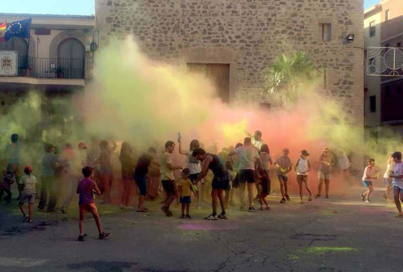 Colores y deporte en Torás. Foto: M.C.Calpe