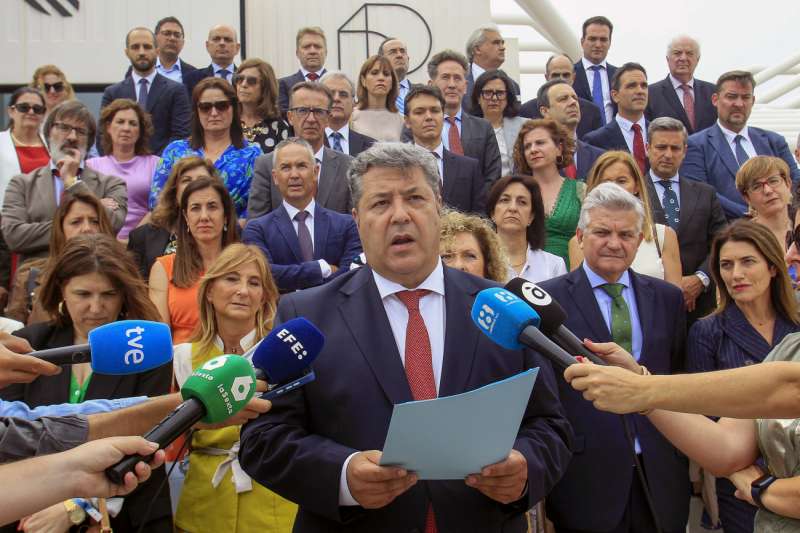 El juez decano de Alicante, Csar Martnez, durante el paro de los decanos participantes en las XXIII jornadas en Alicante para simbolizar su rechazo a las reformas judiciales. EFEPep Morell
