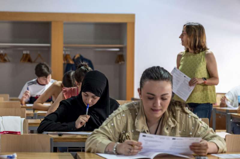 Un profesor reparte un ejercicio a sus alumnos. EFEIsmael HerreroArchivo
