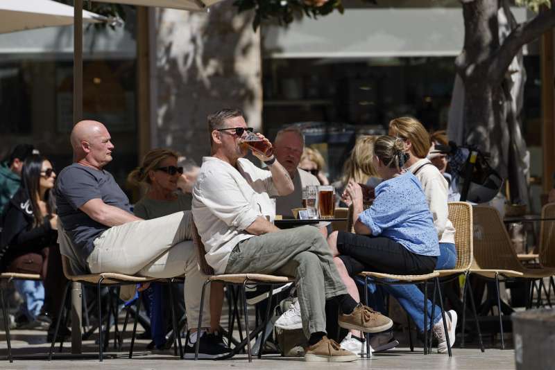 Unos turistas disfrutan del buen tiempo en una imagen de archivo. EFEAna Escobar Archivo
