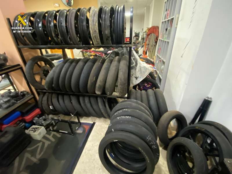 Neum�ticos que se almacenaban en el local. EPDA