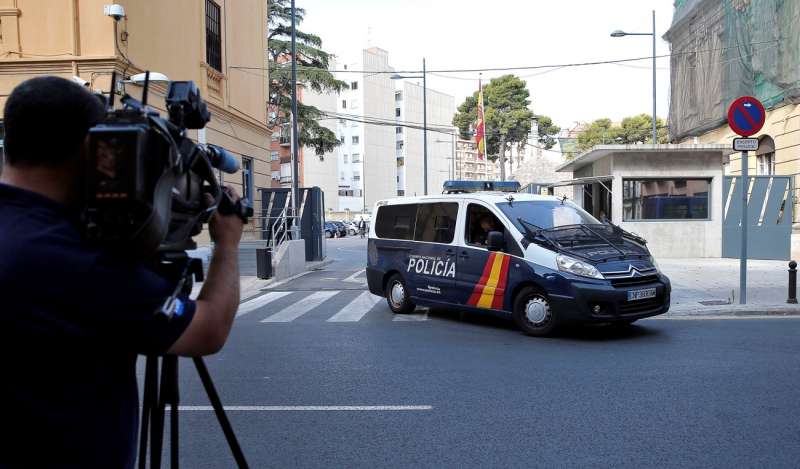 Imagen de archivo de un coche de la Policía Nacional ante una comisaría del cuerpo policial. EFE/Manuel Bruque
