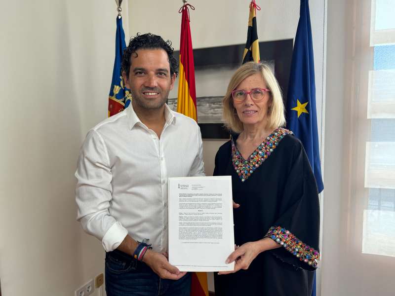El alcalde, Juan Antonio Sagredo y la presidenta de Federacin Intercomparsas, Mari ngeles Salvador. EPDA