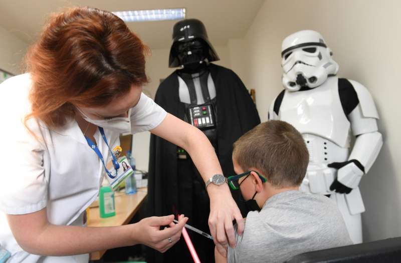 Una enfermera dispensa una dosis de vacuna a un niño. /EFE/Eloy Alonso