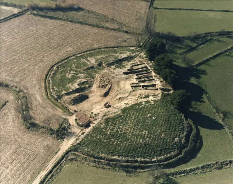 Foto area del poblado de Alto de la Cruz, Navarra, perteneciente a la primera edad del hierro (Servicio Patrimonio Histrico Gobierno de Navarra).

