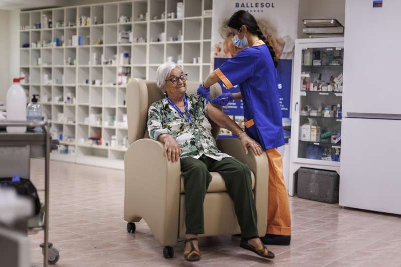 Una mujer recibe la vacuna contra la covid. /EFE /Biel Aliño