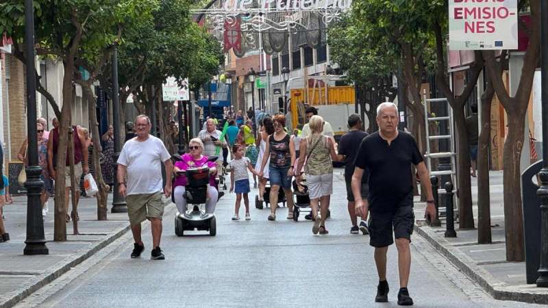 Els vianants al carrer Major de Paterna. EPDA