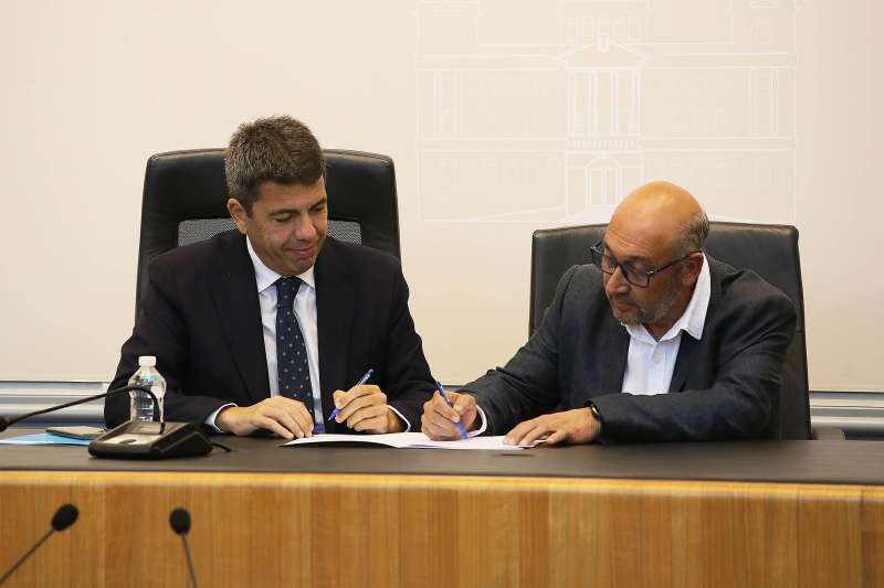 El presidente de la Diputaci�n, Carlos Maz�n, en la firma de uno de los convenios. EPDA