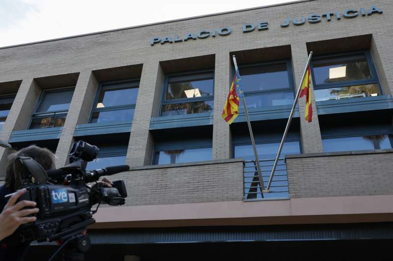 Un periodista toma imgenes del juzgado de Catarroja. EFEAna Escobar