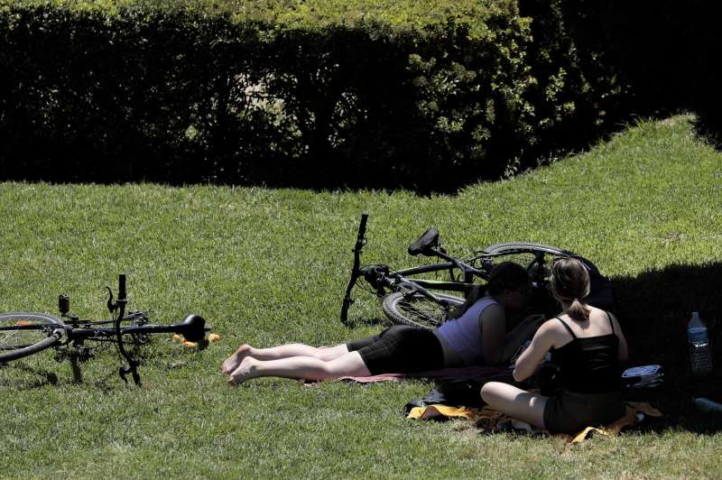 Dos jvenes toman el sol en un parque. EFEAna EscobarArchivo
