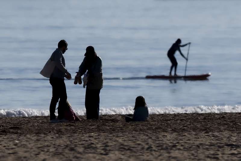 Varias personas disfrutan de la mañana en la playa de la Malvarrosa, en València. EFE/Kai Försterling/Archivo
