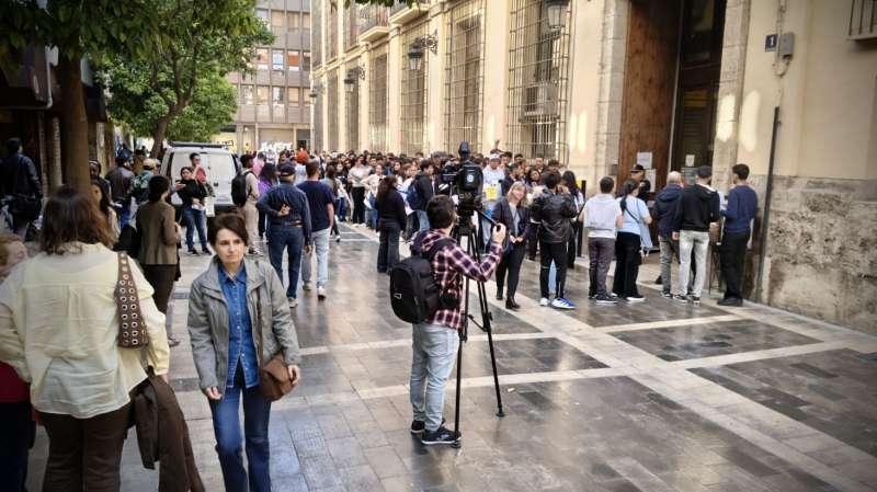 Decenas de personas haciendo cola en las oficinas del ayuntamiento de Valencia durante la primera jornada despu�s de entrar en vigor la regularizaci�n de migrantes en Espa�a.  EPDA