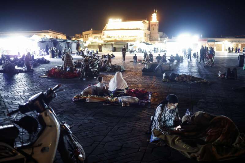 Cientos de personas duermen al aire libre en un plaza de Marruecos tras el terremoto. EFE/EPA/YOAN VALAT