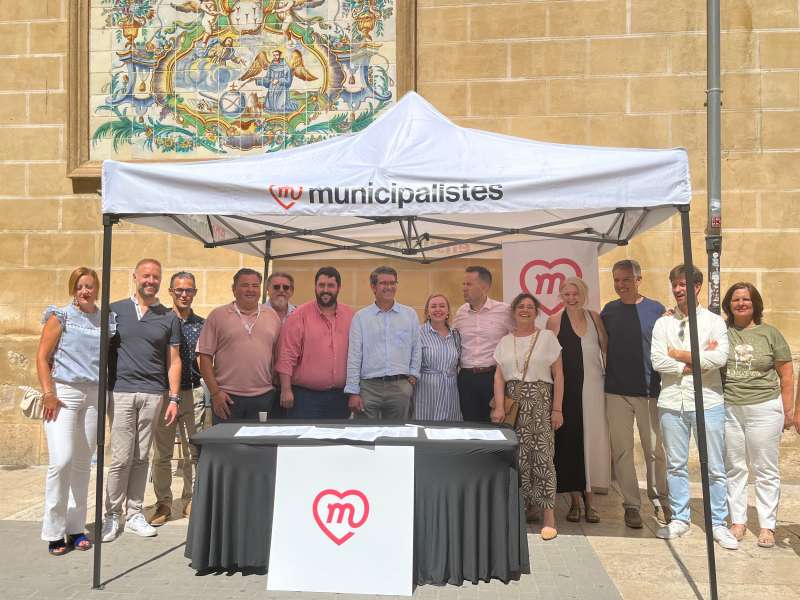 Equipo de municipalistes, frente a Les Corts, con su primera mesa de firmas  A.Patio EPDA
