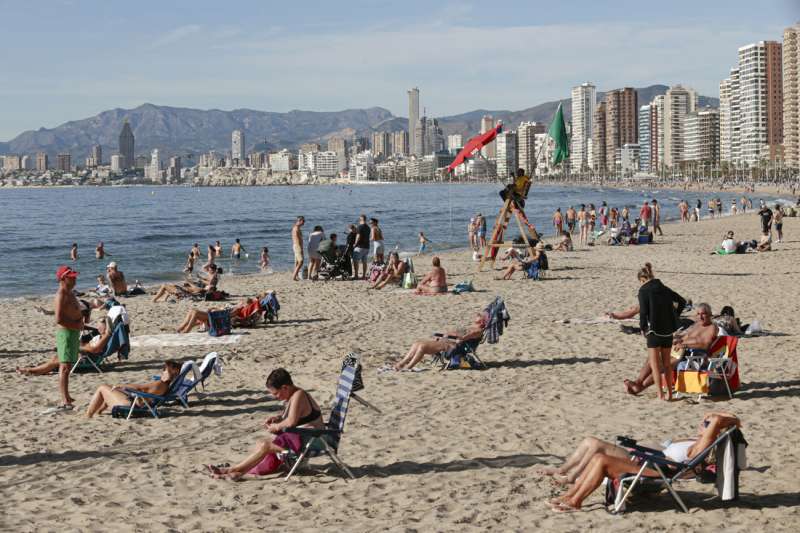 Turistas y visitantes disfrutan del sol y buena temperatura en la playa de Levante de Benidorm. EFEJos Pedro Martnez

