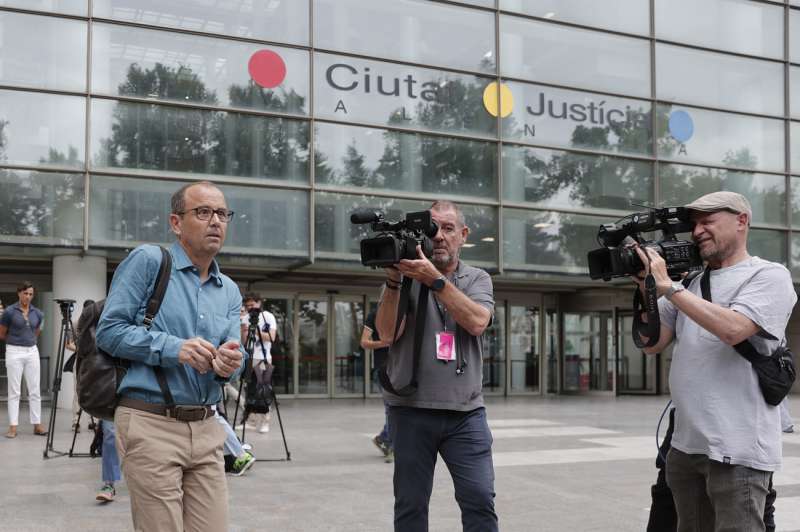 El jefe de Climatologa de Aemet en la Comunitat Valenciana, Jos ngel Nez, a su salida de juzgados tras declarar como testigo en la causa de la dana. EFEManuel Bruque
