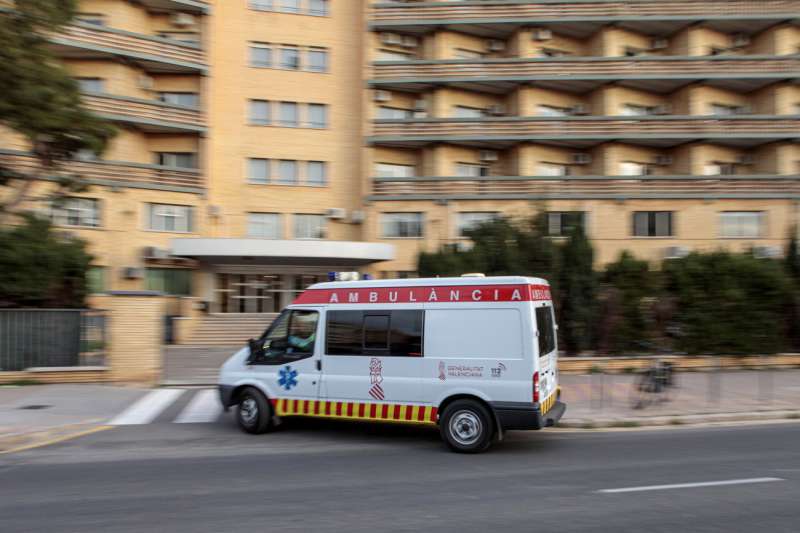 Una ambulancia llega a un hospital. EFE/Biel AliÃ±o/Archivo
