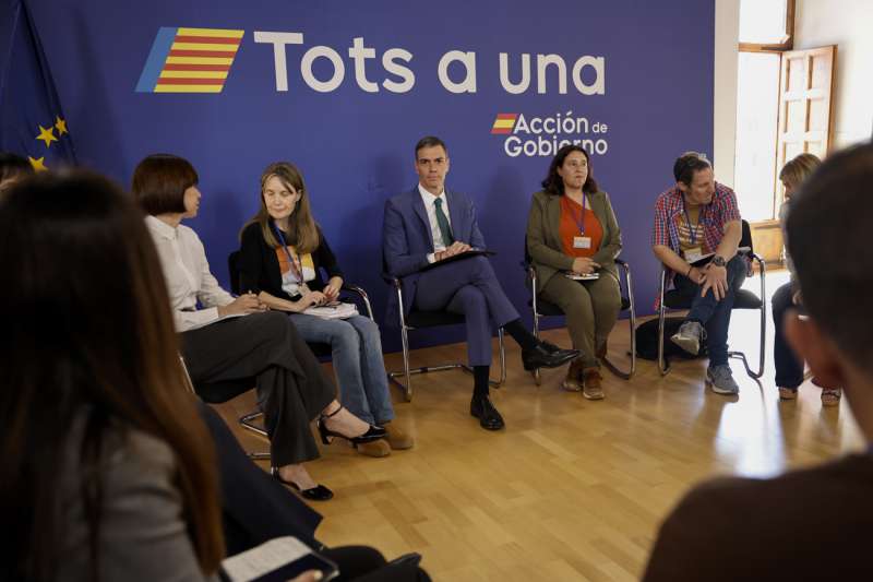 El presidente del Gobierno, Pedro Snchez, y la ministra de Ciencia y Universidades, Diana Morant (2 i), durante la reunin mantenida este jueves en Valncia con las tres asociaciones de vctimas de la dana del 29 de octubre para escuchar sus reivindicaciones. EFEBiel Alio
