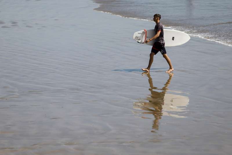 Un surfista sale de las aguas de la playa de la Malvarrosa. EFEAna Escobar
