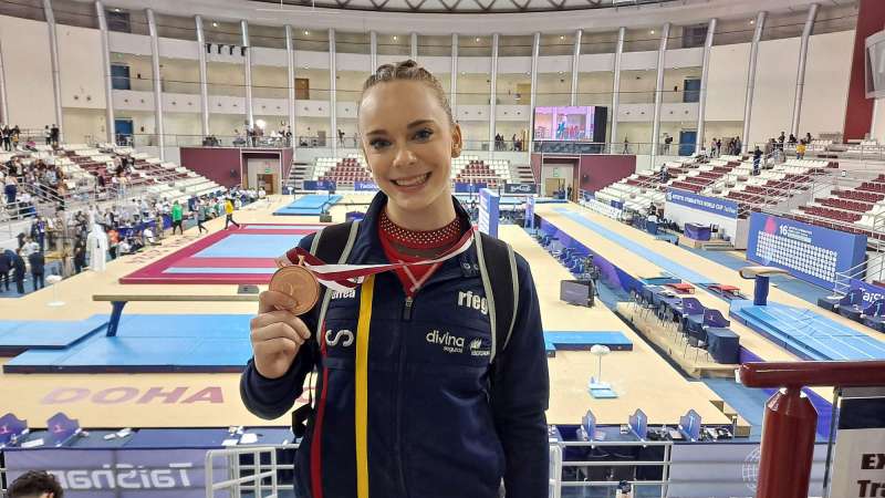 La gimnasta Laura Casabuena con la medalla de bronce conseguida en Doha. EPDA