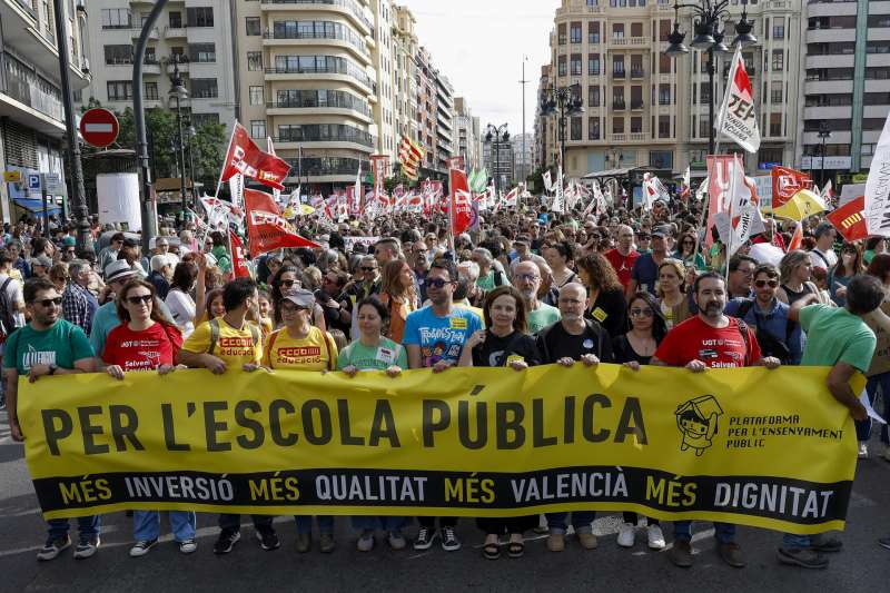 Vista general de la manifestación de la comunidad educativa. EFE/Miguel Ángel Polo
