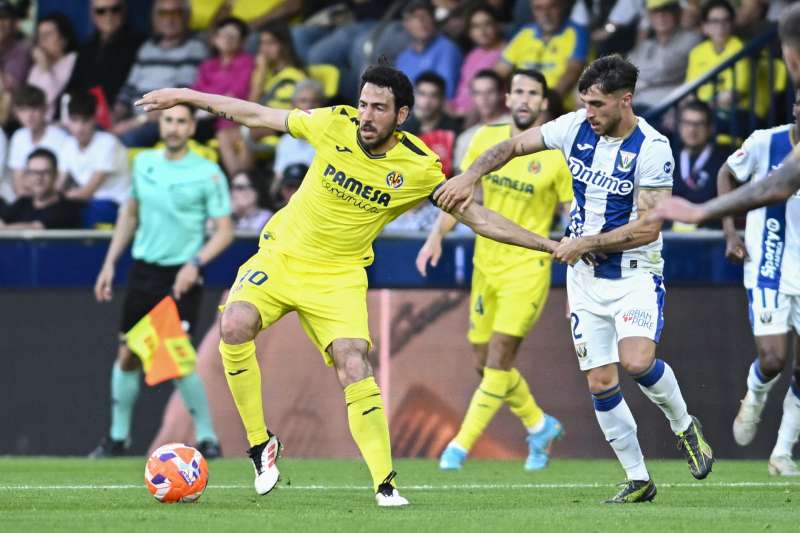 Parejo (i), en una accin con el Villarreal esta campaa EFE/ Andreu Esteban/ARCHIVO
