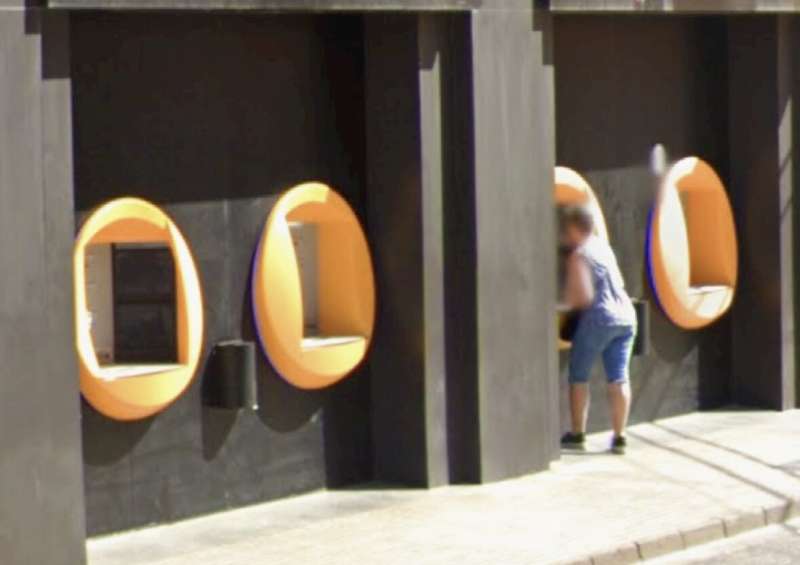 Varios cajeros automticos en una calle del Port de Sagunt.  Foto: IP