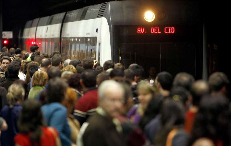 Un grupo de personas espera la llegada del metro durante una huelga. EFEBiel Ali�oArchivo
