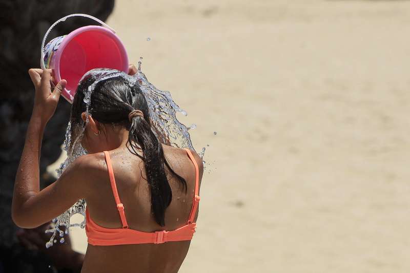 Una joven se refresca en la playa de Alicante durante este jueves. EFEMorell